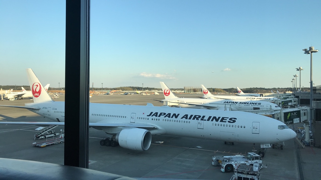 JAL First Class Lounge tarmac views